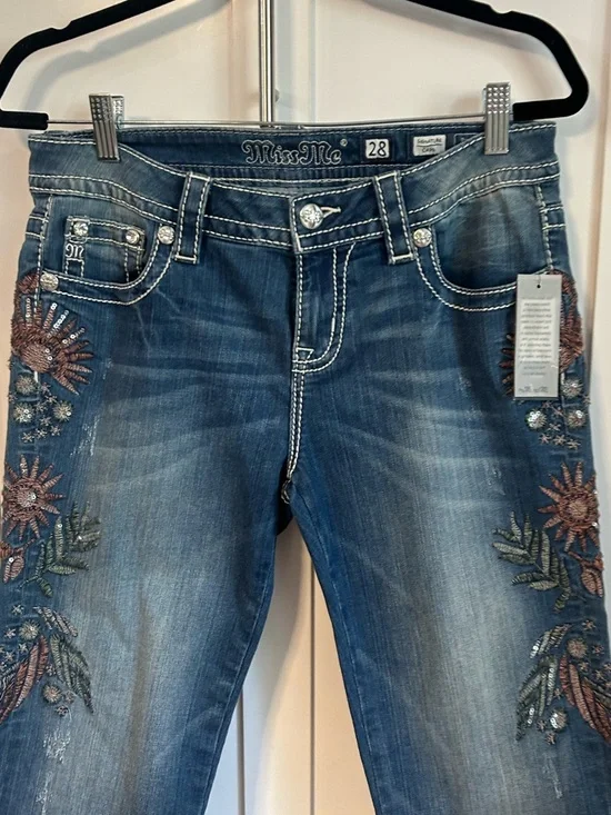 Miss Me embroidered women's denim capri jeans - Picture 2 of 8